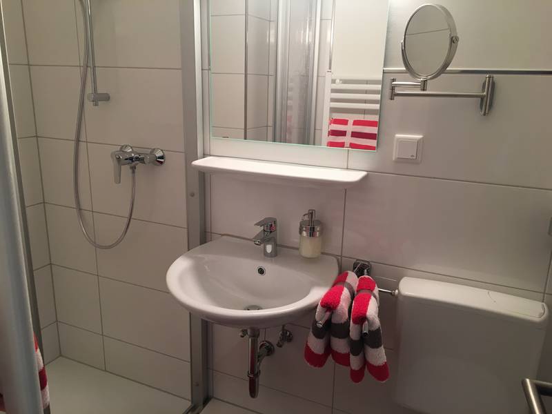 Jedes Apartment verfügt über Dusche, WC, Handtuchwärmer, Fön und Schminkspiegel